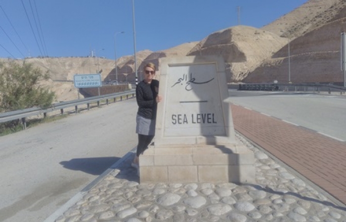 Znacznik poziomu morza  kamienny znak SEA LEVEL w drodze nad Morze Martwe